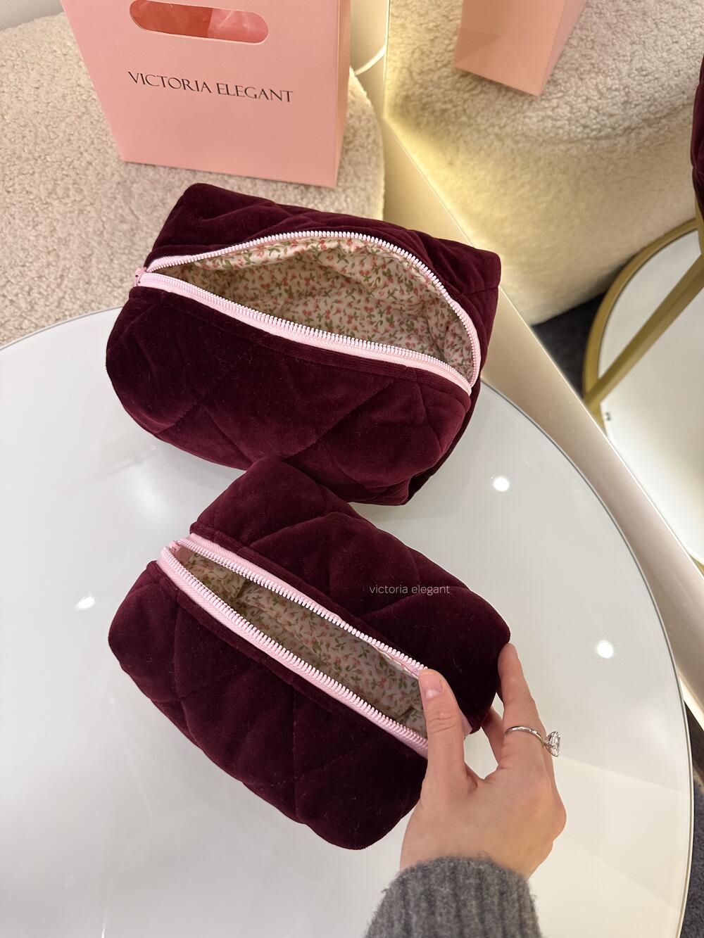 Плюшева косметичка Бургунді, Медіум