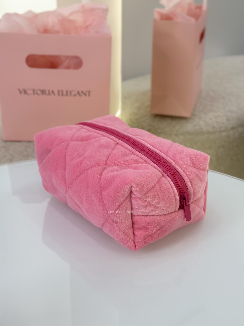 Плюшева косметичка Малинова, Медіум