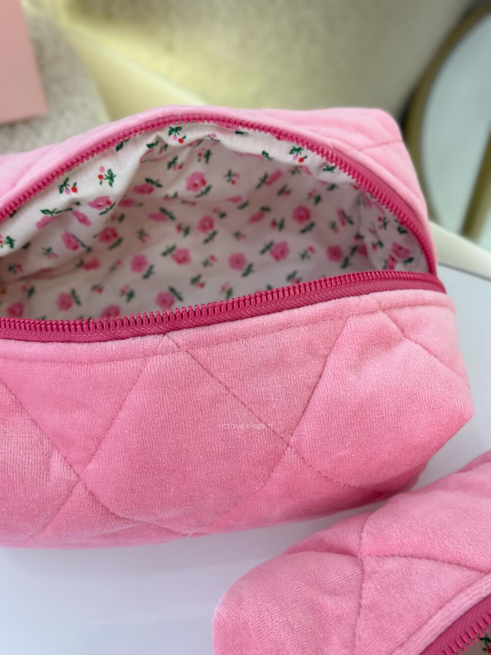 Плюшева косметичка Малинова, Медіум