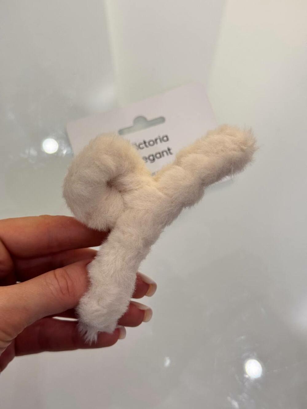 Заколка пухнаста молочна 